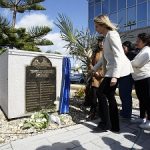 Fernández-Tapias asiste a la inauguración de una placa conmemorativa en Vigo en homenaje a las víctimas del Villa de Pitanxo