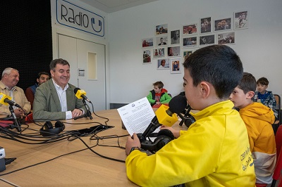 Román Rodríguez subraya el papel de las radios escolares para mejorar las competencias lingüísticas y de expresión oral del alumnado