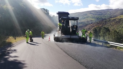La Xunta inicia las obras de mejora del firme en la carretera autonómica OU-122 en Carballeda de Valdeorras, que suponen una inversión de 145.000 euros
