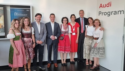 Miranda y el cónsul de España en Múnich visitan el Audi Museum Mobile de Ingolstadt acompañando al centro español de Ingolstadt