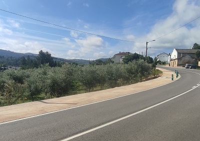 La Xunta finaliza las obras de la nueva senda peatonal en la carretera autonómica OU-636 entre Freixido y A Caseta, en el ayuntamiento de Larouco