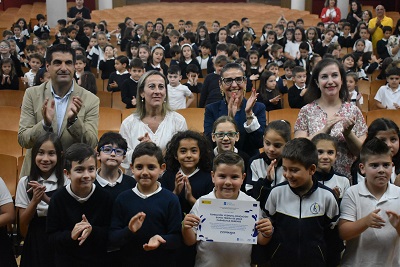 Ethel Vázquez entrega el premio provincial Innovaugas 4.0 al colegio Carmelitas de Ourense por el vídeo Xornal Auga, que aborda la importancia de la economía circular