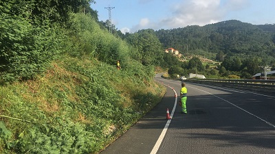 La Xunta continuará esta próxima semana los trabajos de limpieza en las márgenes de seis carreteras autonómicas de las cuatro provincias
