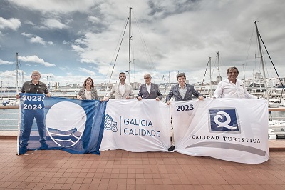Trenor pone en valor la excelencia del turismo gallego con el izamiento de las banderas azul y de Q de calidad turística en el Real club náutico de A Coruña