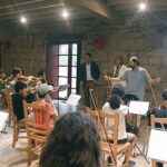 El delegado territorial de la Xunta visita a los chicos y chicas que participan en el Campamento de verano 'Tocando el violín' en Xunqueira de Ambía