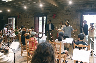 El delegado territorial de la Xunta visita a los chicos y chicas que participan en el Campamento de verano ‘Tocando el violín’ en Xunqueira de Ambía
