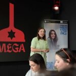 Jóvenes que participan en el programa Xuventude Mentoring visitan el Museo de Estrella Galicia