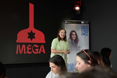 Jóvenes que participan en el programa Xuventude Mentoring visitan el Museo de Estrella Galicia