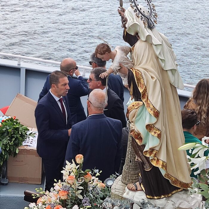 El conselleiro do Mar asiste a los actos de celebración en la honra de la Virgen del Carmen de Celeiro