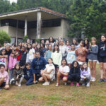 El delegado territorial de la Xunta visita a los niños y niñas que participan en el campamento de verano Hípica e Teatro en Coles