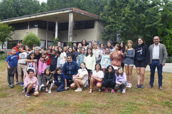 El delegado territorial de la Xunta visita a los niños y niñas que participan en el campamento de verano Hípica e Teatro en Coles