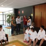El delegado territorial de la Xunta visita los niños y niñas que participan en el minicampamento de verano Ecoverán termal en Laias, en Cenlle