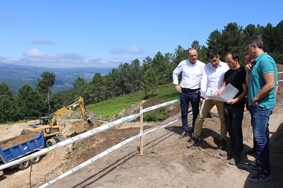 El delegado territorial de la Xunta en Ourense supervisa las obras de un punto de agua en A Arnoia