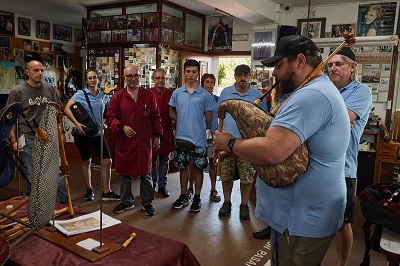 Los participantes en el programa Escuelas Abiertas visitan el taller de gaitas Seivane, conocen la música de Cupeiro y profundizan en los tejidos naturales