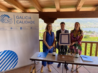 Galicia Calidade entrega el sello de garantía a la bodega de Petín Terriña
