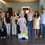 La exposición 'Los caminos de Elías Valiña' peregrina hasta Sarria para poner en valor el trabajo del cura de O Cebreiro