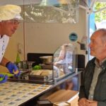 Agustín Reguera destaca la calidad de los pescados y mariscos gallegos en la visita a la foodtruck de 'GALICIA SABE AMAR' en Vilagarcía