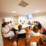El conselleiro de Sanidade visita el centro de salud de Lavadores que en lo que va de verano lleva realizadas más de 17.000 consultas