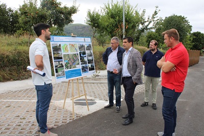 El delegado territorial de la Xunta supervisa el final de las obras de humanización del entorno de la Casa Cuartel, en Esgos