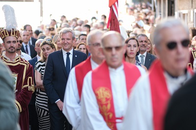 El presidente de la Xunta asiste a la procesión del Cristo da Vitoria en Vigo