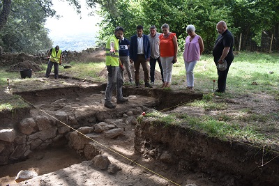 Gabriel Alén subraya la importancia de los hallados arqueológicos en el monasterio de San Xoán de Camba, en Castro Caldelas
