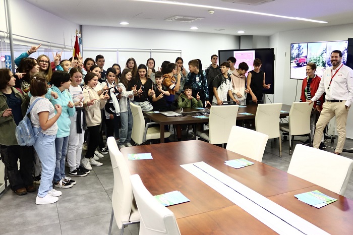 Una treintena de estudiantes de secundaria del municipio raiano de As Neves conocen el CIAE-112 Galicia
