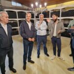 El delegado territorial visita una bodega de la D.O. Rías Baixas y señala el sector vinícola cómo ejemplo de mimo y calidad de los productos gallegos