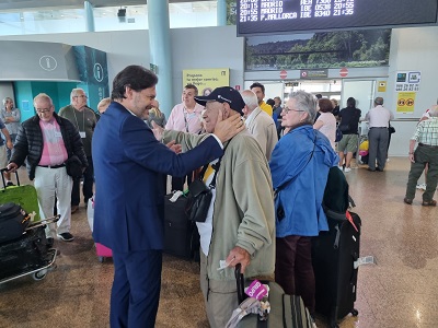 Miranda da la bienvenida a su tierra a los gallegos mayores del exterior que hoy llegaron a los aeropuertos gallegos para participar en el programa de la Xunta Reencuentros con Galicia