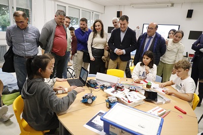 Román Rodríguez destaca el Polo Creativo del colegio San Tomé de Cambados como un impulso a la mejora de las competencias tecnológicas del alumnado