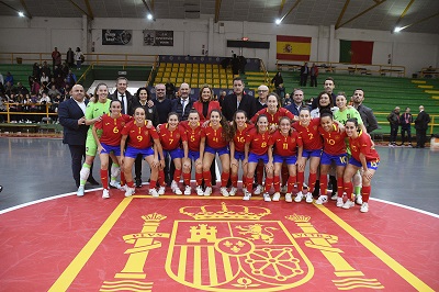 La conselleira de Promoción do Emprego e Igualdade asiste al encuentro entre las selecciones femeninas de fútbol sala de España y Portugal