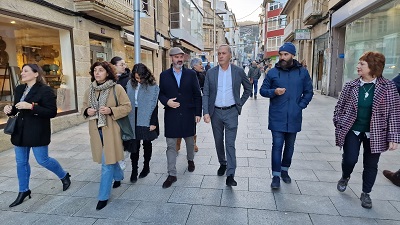 El delegado territorial de Pontevedra visitó Bueu, donde la Xunta ayudó con 32.000 euros a una asociación de comerciantes
