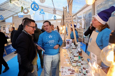 La Xunta pone en valor los productos amparados bajo el indicativo de Artesanía Alimentaria en el Mercado de Nadal que se celebra hasta mañana en la ciudad de Lugo
