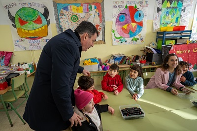 Román Rodríguez visita el colegio Manuel Sieiro, en Crecente, donde la Xunta lleva realizadas actuaciones por un importe de más de 140.000 € en el último año
