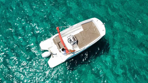 Libertad en el mar: descubre Ibiza con barcos sin licencia