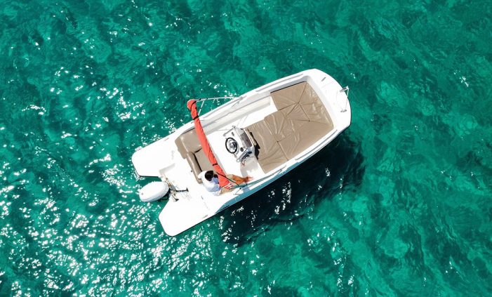 Libertad en el mar: descubre Ibiza con barcos sin licencia