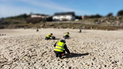 La Xunta retiró de las playas gallegas más de 3.130 kilos de pélets y 7.700 kilos de otros plásticos