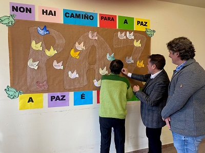 Los usuarios de la residencia pública de Ortigueira elaboran un mural con motivo del Día de la Paz
