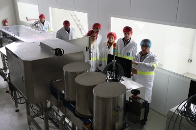 Arias visita las instalaciones de la empresa Oviganic Ibérica en Monforte, que da empleo a cerca de un centenar de trabajadores