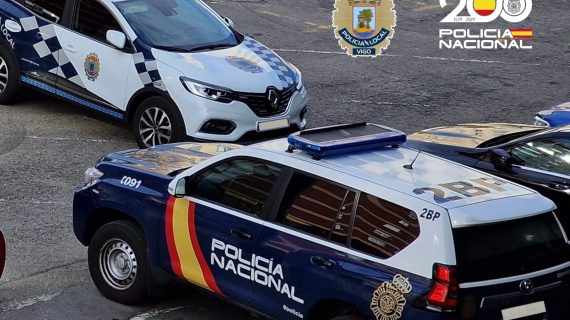 Agentes de la Policía Nacional y Policía Local detienen conjuntamente al autor de dos robos con violencia en la vía pública Agentes de la Policía Nacional y Policía Local detienen conjuntamente al autor de dos robos con violencia en la vía pública
