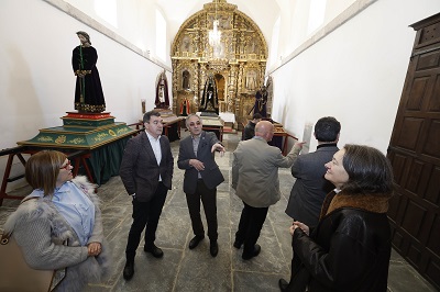 Román Rodríguez anuncia la rehabilitación del retablo de la capilla de la venerable orden tercera del antiguo Convento de Alcántara en Mondoñedo