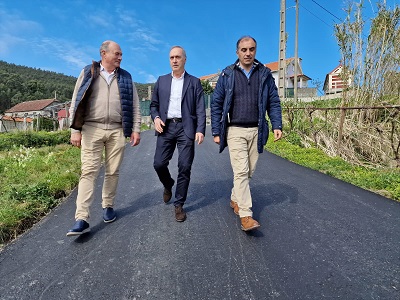 Reguera visita las obras del camino de Esperón a Xuviño, en Poio, en el que la Xunta invirtió cerca de 50.000 euros