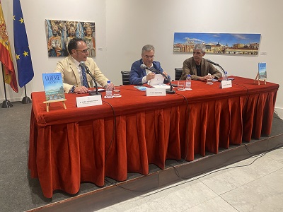 El libro “Ourense, muy cerca” se presentó en la Casa de Galicia en Madrid con la presencia del presidente de la diputación, Luís Menor