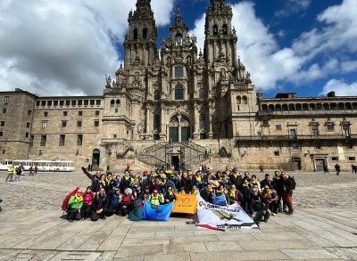 La Xunta recibe en el Obradoiro los participantes del proyecto inclusivo “Sen límites” que realizaron el Camino de Santiago