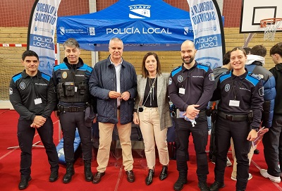 La Xunta difunde la labor de la Policía local en la feria de las profesiones celebrada en Brión