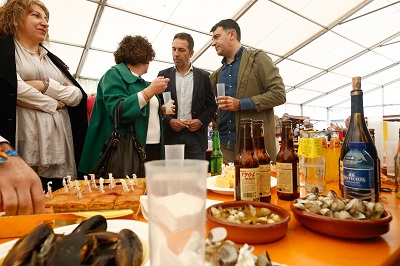 Alfonso Villares destaca la calidad del marisco gallego y anima a su consumo en la Fiesta del Berberecho de Foz