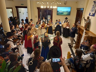 La agrupación cultural Toxo Queimado, de Baleira, visita la Casa de Galicia en Madrid