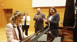 Ana Ortiz felicita a la dirección del Conservatorio profesional de música de Vigo tras convertirse en el primero de Galicia con acreditación Erasmus+