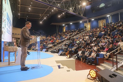 Román Rodríguez ensalza el ‘papel fundamental’ de las bibliotecas escolares en la formación académica y personal del alumnadoEl conselleiro de Educación, Ciencia, Universidades y FP entrega el Premio Clubes de Lectura 2024 la autora Arantza Portabales en la XVI edición de sus jornadas anuales