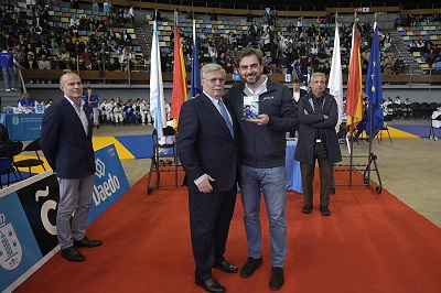 Diego Calvo recoge el premio concedido a la Xunta en la 36ª edición del Trofeo de judo Miguelito