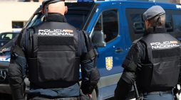 La Dirección General de la Policía ha aprobado la adquisición de 4.940 chalecos integrales de orden público como pedía la CEP, quien tacha la medida de insuficiente y tardía